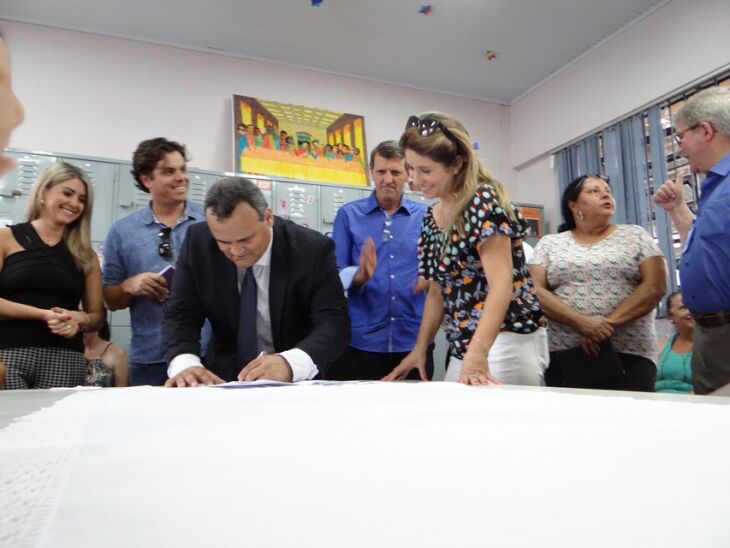 O contrato foi assinado na escola Anna Luísa Ferrão Teixeira nesta segunda-feira (6)