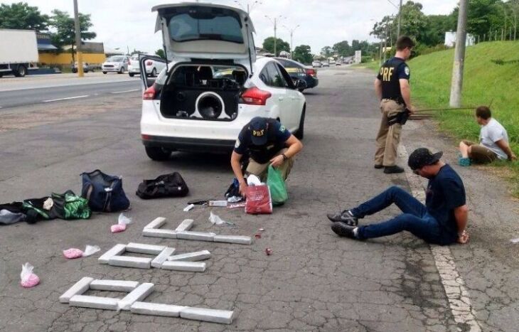 Legenda: Com os passo-fundenses também foi apreendido 15kg de maconha