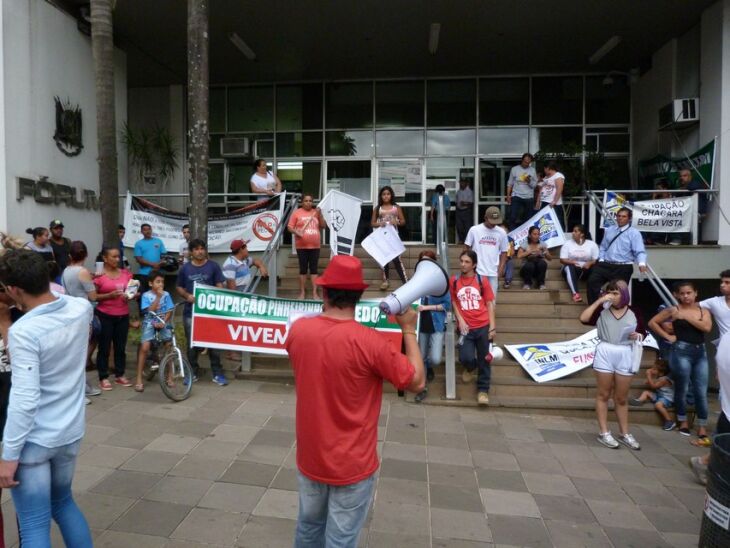 Moradores da ocupação protestaram durante audiência no Fórum