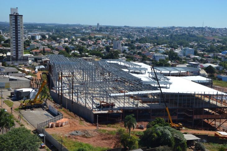 Com 100% da estrutura da cobertura pronta e 100% da concretagem dos pisos finalizada, a obra está entrando na fase de fechamento das paredes.