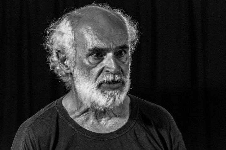 Montagem revela de forma teatral aspectos presentes no cotidiano de Bukowski