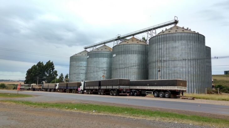 Falta de silos para armazenagem nas propriedades aumenta o fluxo de caminhões nas estradas e encarece fretes até os portos