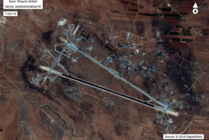 Foto divulgada pelo Departamento de Defesa dos Estados Unidos mostra base aérea de al-Shayrat, próximo a Homs, na Síria, que foi alvo de mísseis norte-americanos