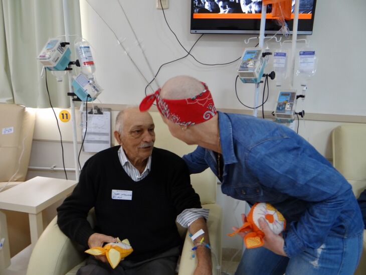 Pacientes da oncologia receberam presente na manhã de ontem