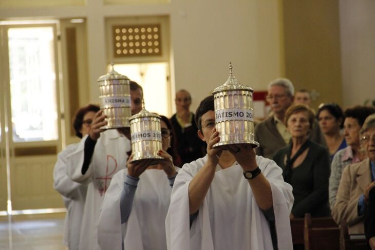 A Missa dos Santos ?"leos, ou Missa do Crisma, é, para a Igreja, sinal de comunhão