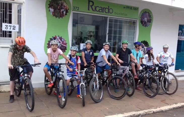 Jovens ciclistas aprendem várias questões sobre ciclismo e trânsito