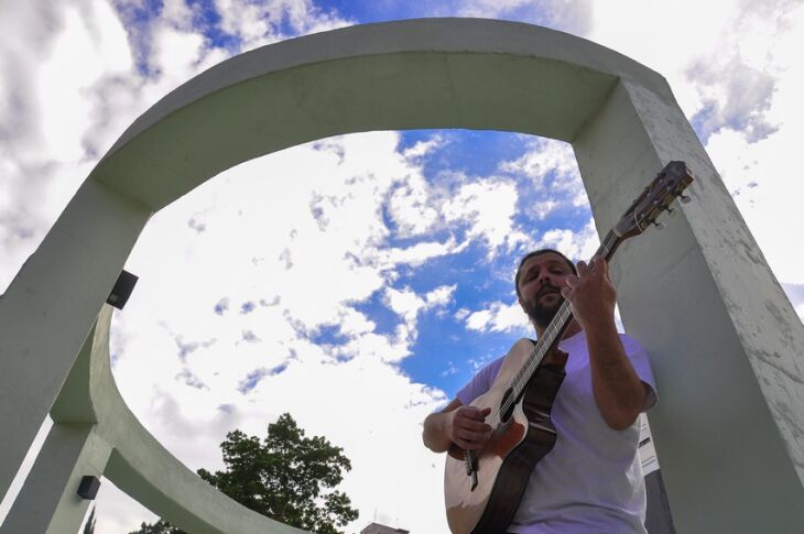 No show de hoje à noite, Giancarlo estará acompanhado dos músicos Gabriel Selvage (violão de sete), Guilherme (acordeon), Mateus Pasquali (contrabaixo) e Sabri Antunes (percussão).