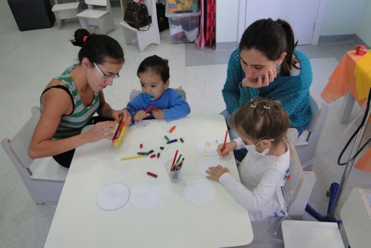 Crianças entregaram porta-retratos para as mães