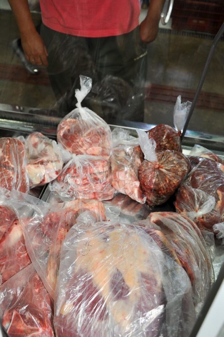 ?EURoeNão pode mais manipular a carne. O frango só vai poder ser comprado inteiro ou por partes já separadas pela indústria. Não pode mais descongelar para poder temperar ou vender em pedaços?EUR?, diz a coordenadora de Vigilância em Saúde do muni