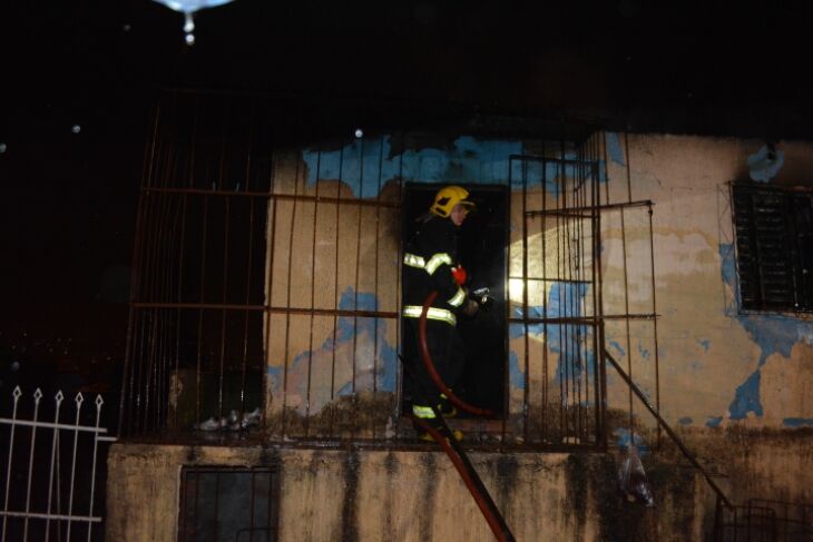 Incêndio começou por volta das 20h30 de quinta-feira (18)