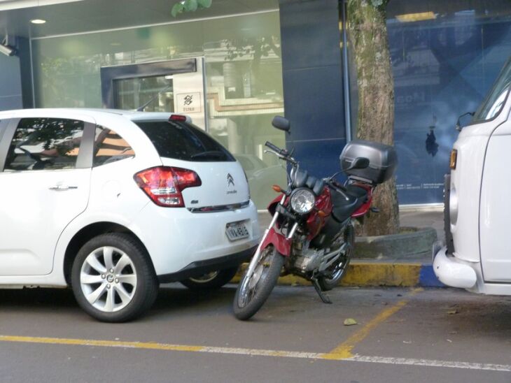 Motos estacionadas entre carros serão passíveis de autuação