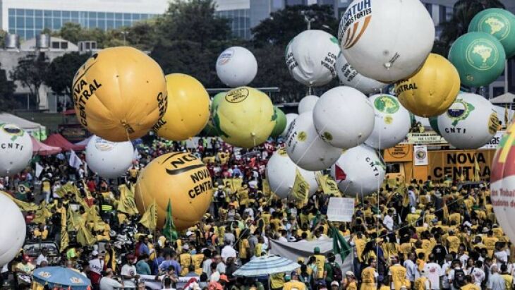 Centrais Sindicais e diversos movimentos sociais seguiram em marcha rumo ao Congresso Nacional