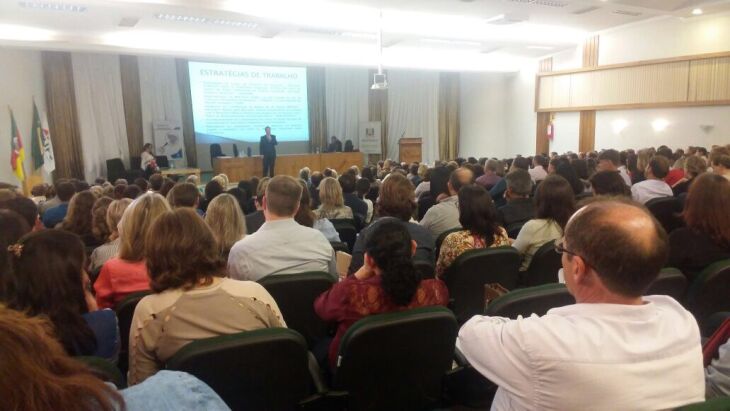 Representantes lotaram o auditório da Faculdade de Medicina da UPF na tarde de ontem (25)