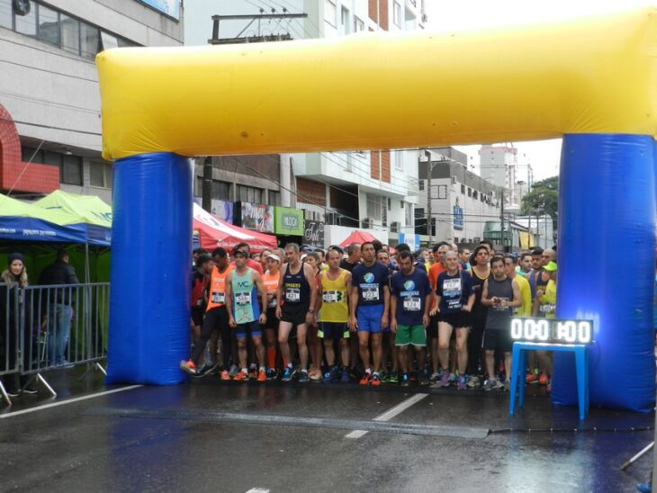 Chuva fina na largada da primeira etapa