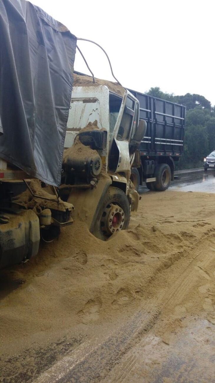 Pista ficou bloqueada até a tarde de terça-feira (30)