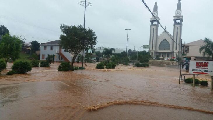 Em Barão de Cotegipe, município vizinho de Erechim, o alto volume de chuva bloqueou a avenida principal.