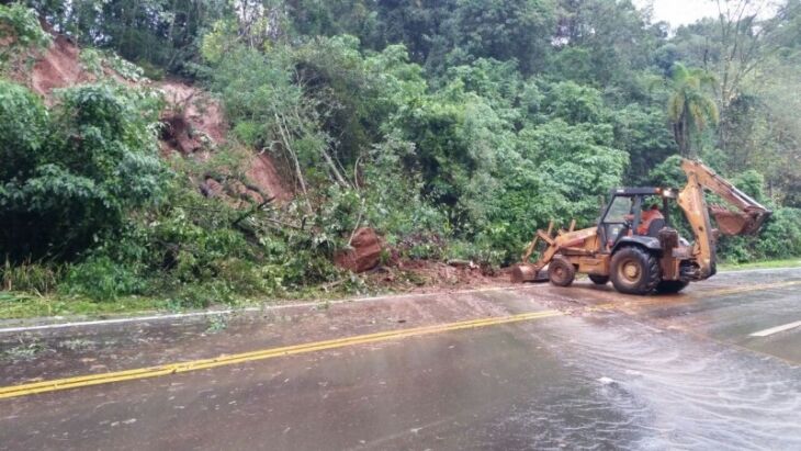 Equipes de manutenção executam a limpeza de barreiras e árvores na RSC-453