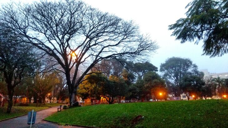 Domingo chegou a ter máxima de 25ºC, mas temperaturas caíram ao final da tarde