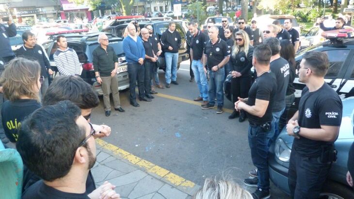 Policiais rezaram em frente à Catedral Metropolitana