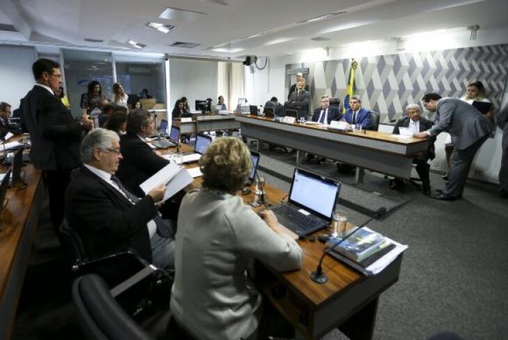 O senador Romero Jucá durante sessão da Comissão de Constituição e Justiça do Senado para a leitura do seu parecer sobre o projeto de lei de reforma trabalhista