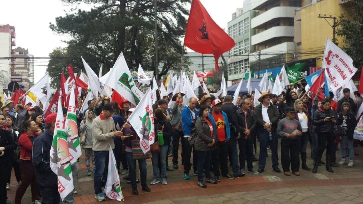 Ato unificado é realizado na Praça do Teixeirinha