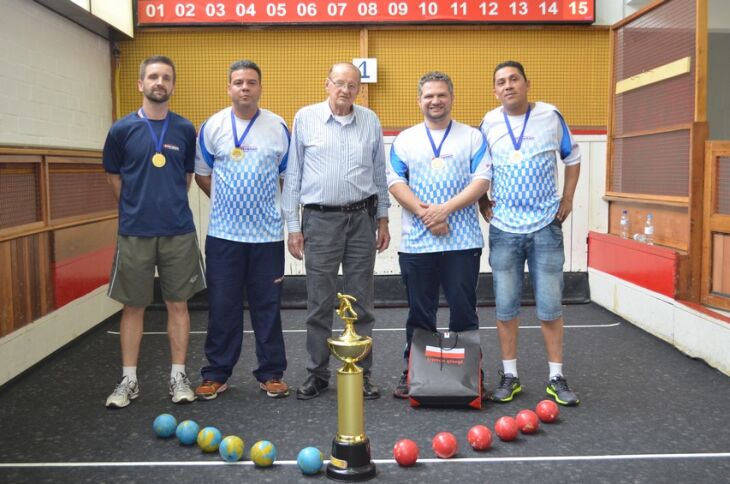 Campeões de 2016 com o homenageado