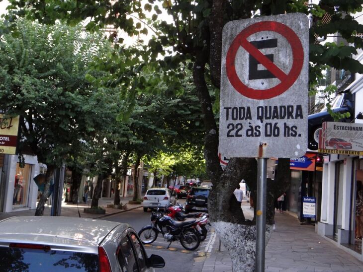 Placas como esta foram retiradas da área central da cidade logo após a revogação da lei