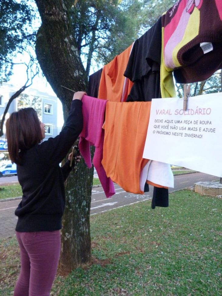 Varal foi montado na Avenida Brasil, em frente ao Colégio Notre Dame