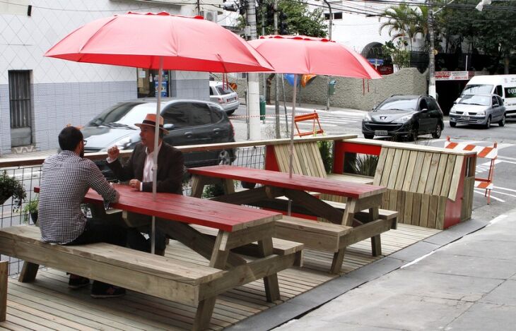 Aqui está um modelo de parklet: uma área de convivência expandida para além da calçada