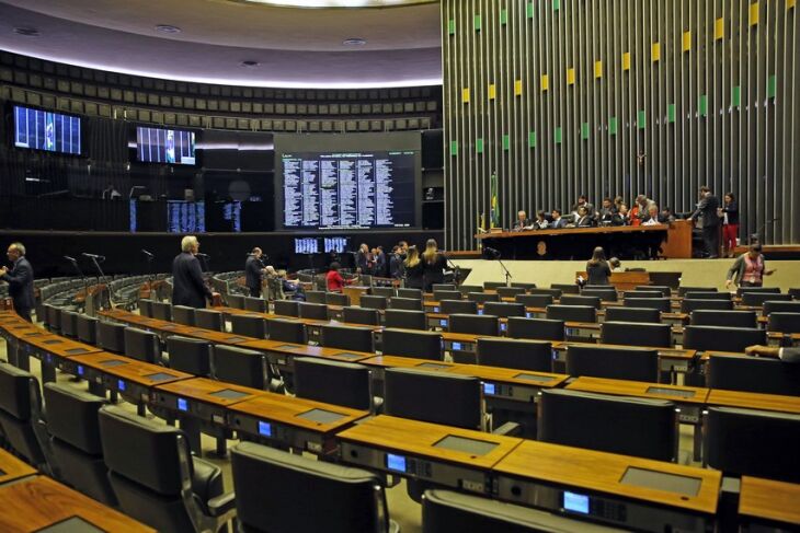 Movimentação durante leitura do parecer na tarde de ontem (1) foi marcada por articulações para evitar não prosseguimento de investigação contra Temer