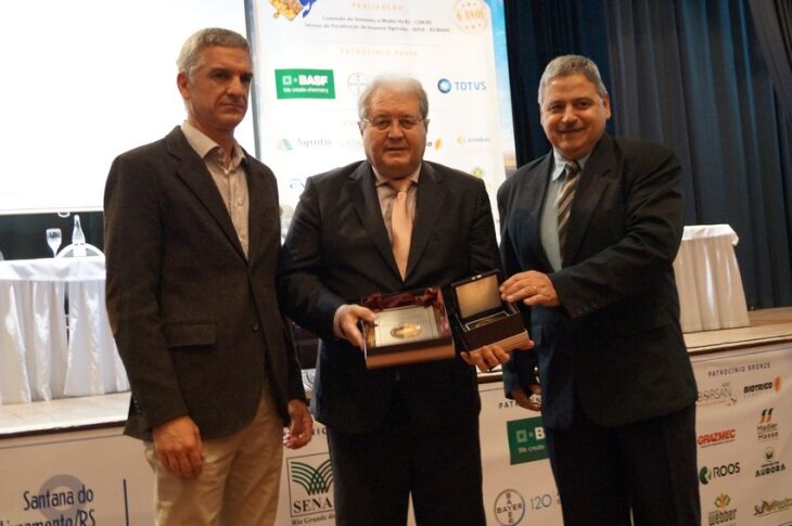 O presidente da Cotrijal, Nei César Mânica, recebeu placa em nome da cooperativa durante evento do setor sementeiro, nesta segunda, em Santana do Livramento