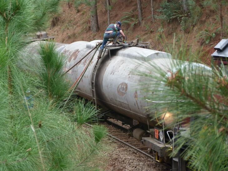 Área precisou ser isolada para transbordo do combustível e remoção dos vagões. Ferrovia já havia sido liberada durante a madrugada