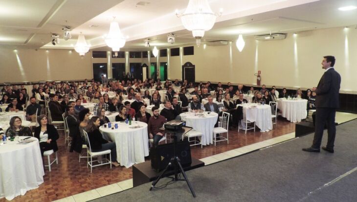 Na palestra os principais conceitos são fixados com situações de palco, elementos práticos e mágicas de impacto visual