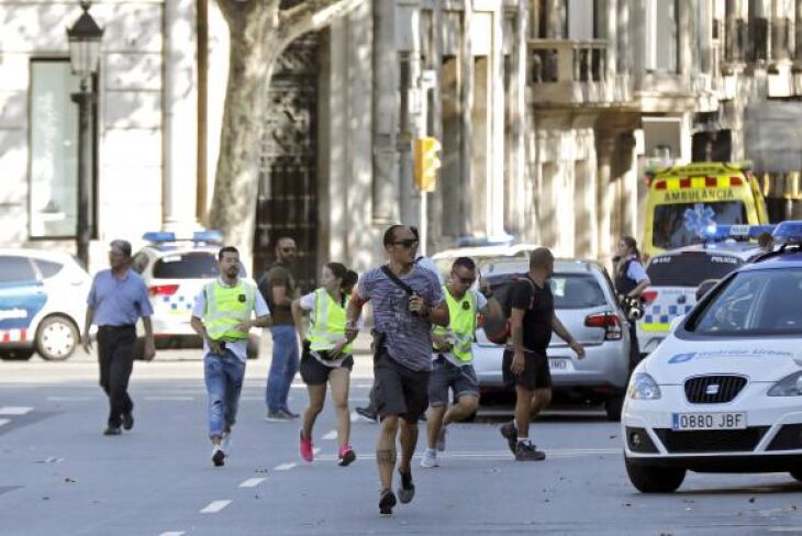 Van atropela pedestres no centro de Barcelona