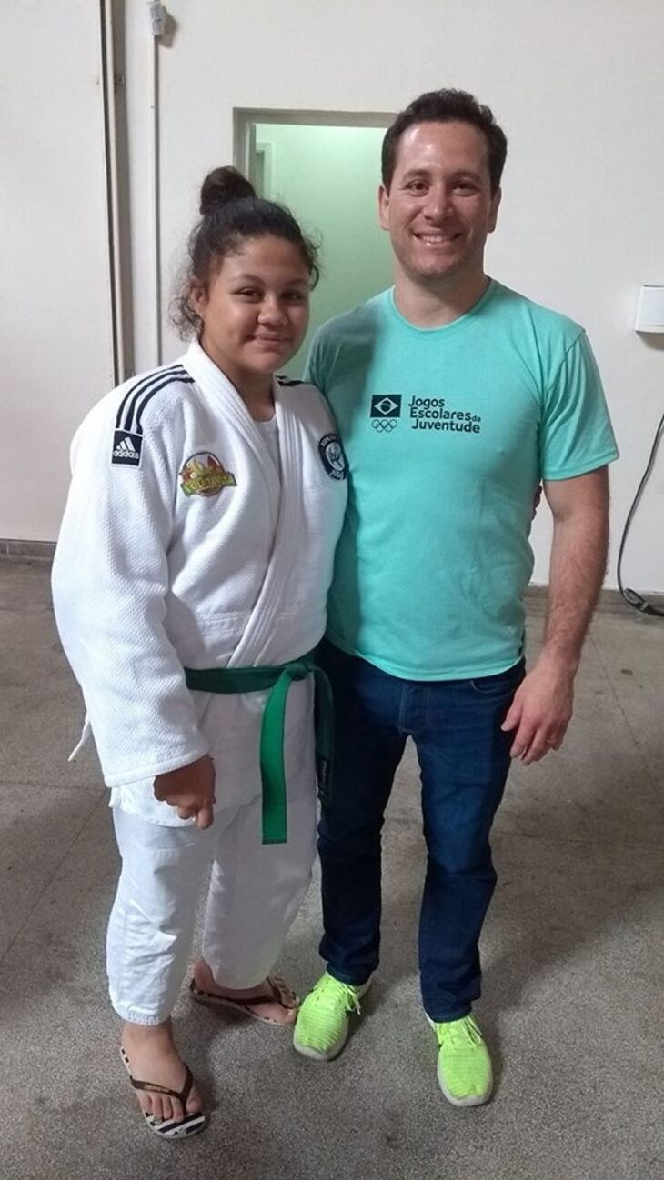 Enya com o também judoca Tiago Camilo