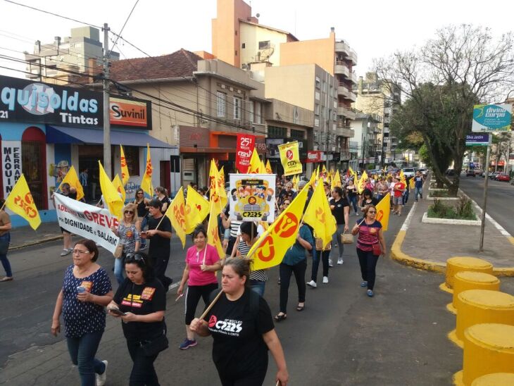 Professores fizeram plenária regional e protesto nas ruas centrais