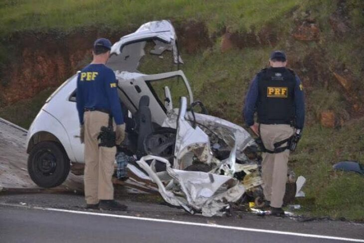 Carro foi prensado contra um barranco