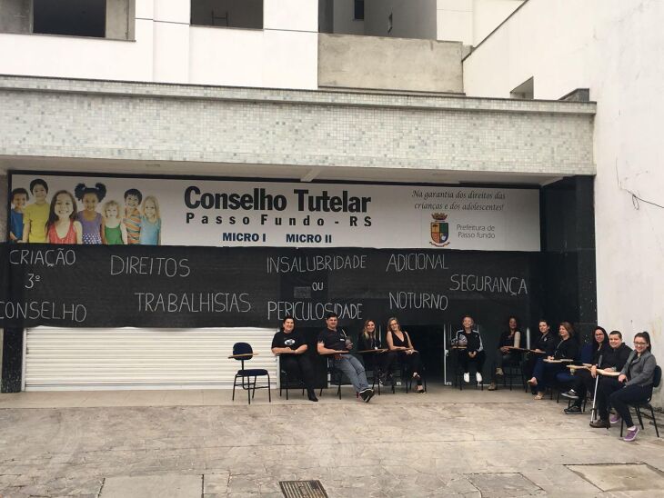 Conselheiros permaneceram das 8h às 16h de sexta-feira em frente à unidade em protesto por garantias trabalhistas