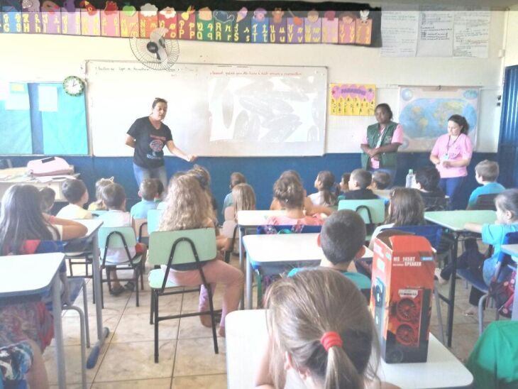 Alunos das escolas de Não-Me-Toque sendo alertados sobre as doenças