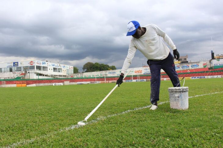 Funcionários do clube iniciaram trabalho de cuidado no gramado do Estádio Vermelhão da Serra