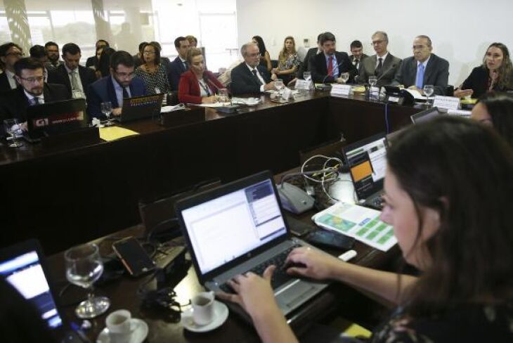 O ministro da Casa Civil, Eliseu Padilha, conversa com jornalistas no Palácio do Planalto