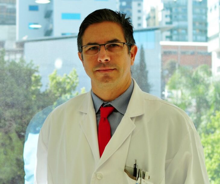 Dr. Antônio Severo é médico ortopedista especialista em Mão e Microcirurgia