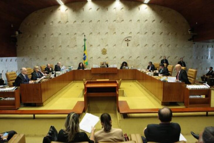 Plenário do Supremo Tribunal Federal (STF) durante sessão para julgamento sobre imunidade parlamentar de deputados estaduais