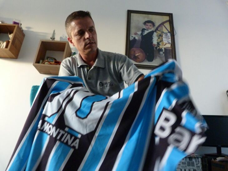 Jones mostra a camisa que Natan usava na noite em que saiu de casa para comemorar o título do Grêmio