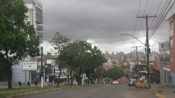 Em Passo Fundo a frente fria chegou por volta das 15h com vento e chuva