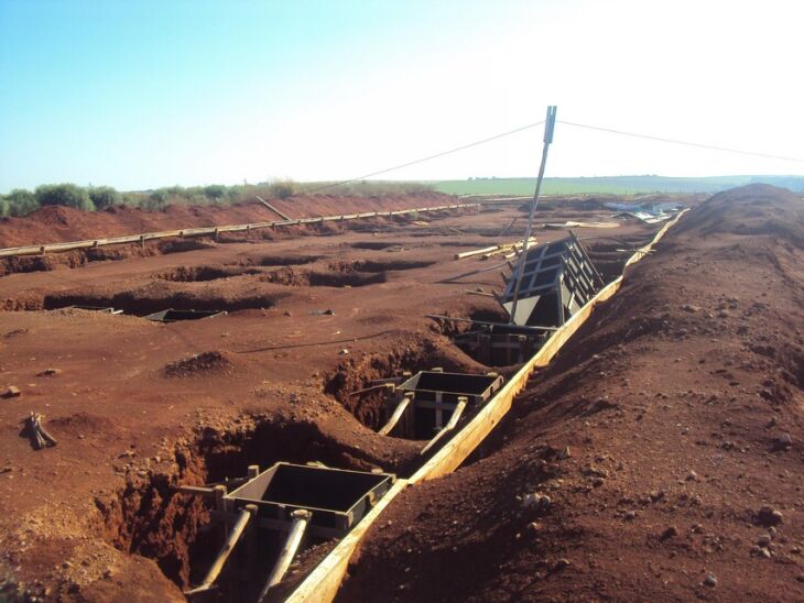 Área foi comprada pelo municípioem 2007 e local chegou a receber parte da estrutura para o escoamento de esgoto