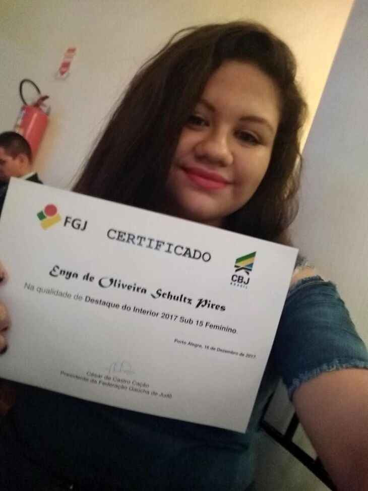 Enya Pires com o certificado da FGJ