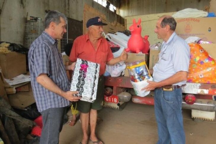 Festa de Natal foi criada pelo Papeleiro Chicão (ao centro) que faleceu em 2016