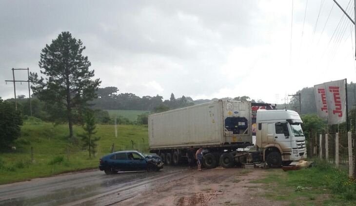 Carreta invadiu a pista contrária para entrar em uma lavagem, ocasionando o acidente