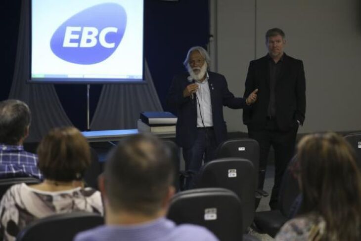 O diretor-presidente da Aadasa, Paulo Salles, e o diretor da aência Jorge Enoch Furquim Werneck Lima participam de palestra sobre o 8º Fórum mundial da Água, na EBC